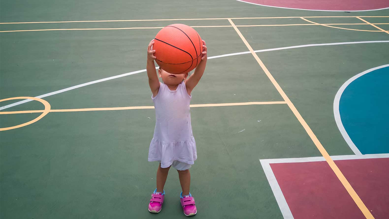 Cesto com bola de basquetebol - Jogos - ACESSÓRIOS - Mulher 