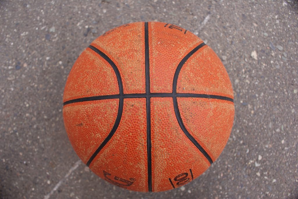 O laranja no basquete - Mulheres à Cesta