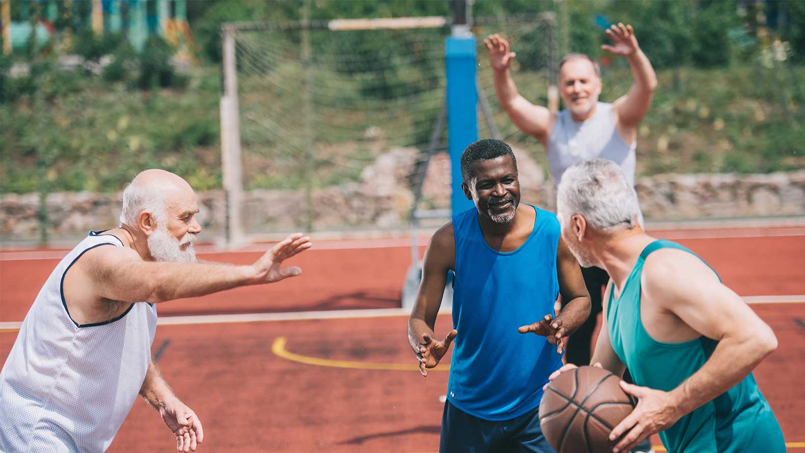 Foto Um grupo de pessoas jogando basquete – Imagem de Pessoa